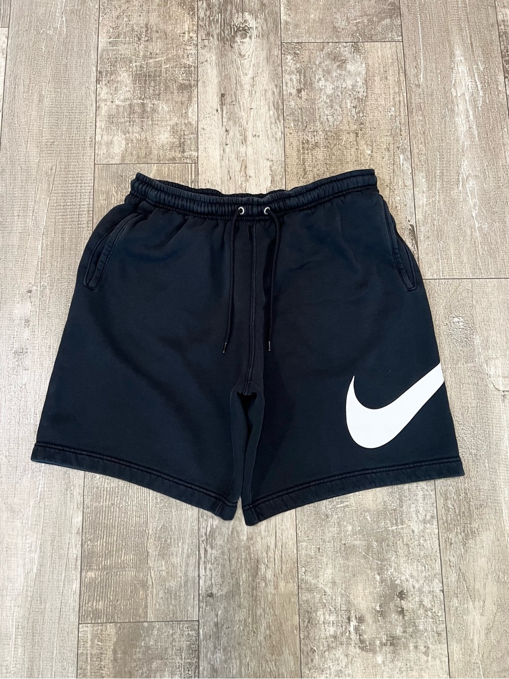 NIKE Club Fleece Swoosh Graphic Shorts Mens M Black White Drawstring FN3906-01